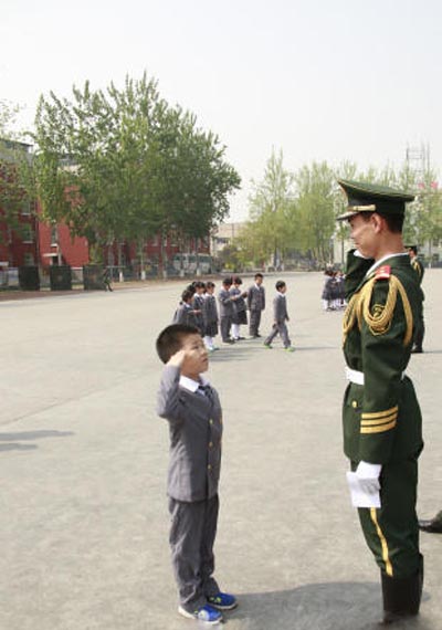北京小学生进仪仗队警营 小萝莉满脸崇拜