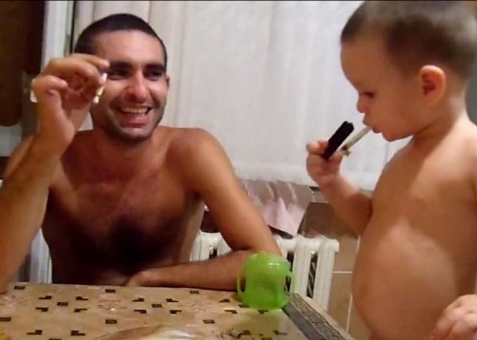 俄罗斯父亲和儿子抽烟引争议