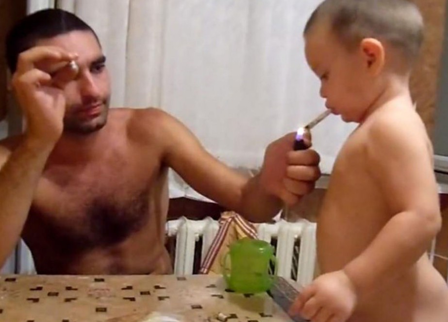 俄罗斯父亲和儿子抽烟引争议