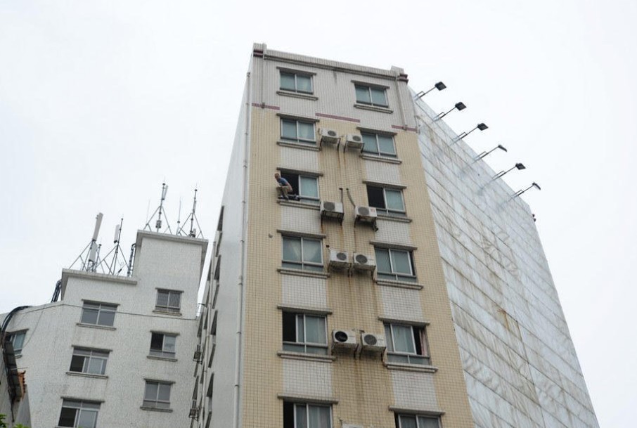 广东河源杀人嫌犯拒捕 纵身跳下高楼