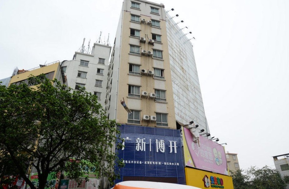 广东河源杀人嫌犯拒捕 纵身跳下高楼