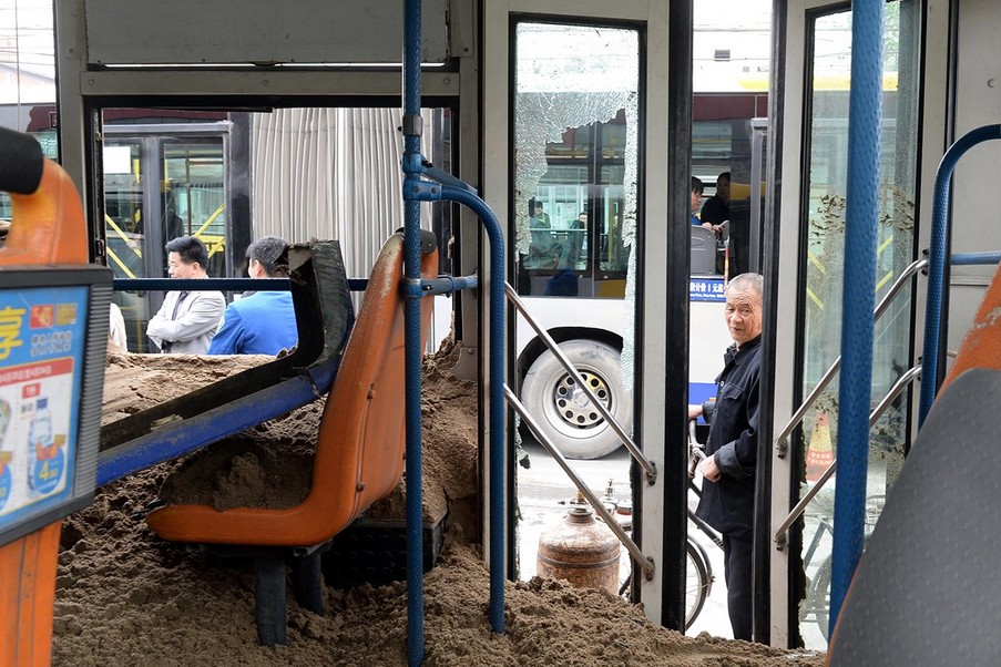 北京渣土车侧翻“填埋”公交车