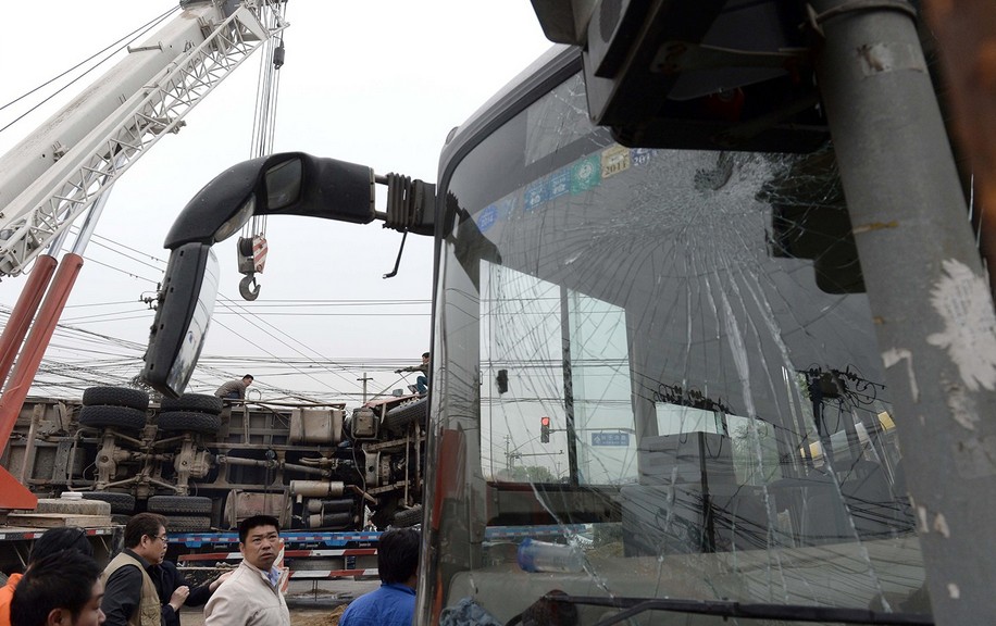 北京渣土车侧翻“填埋”公交车