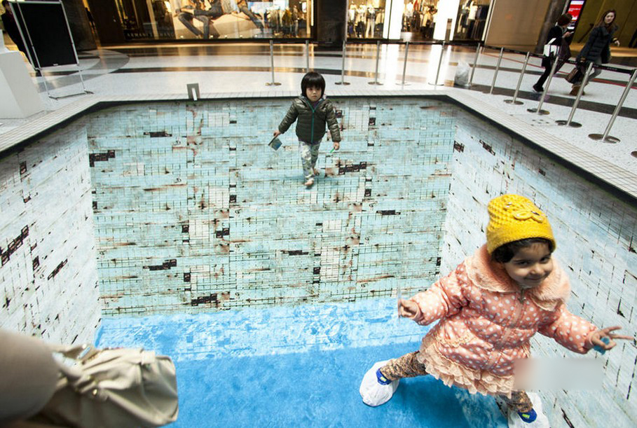 日本商场展出3D立体画《失色的泳池》