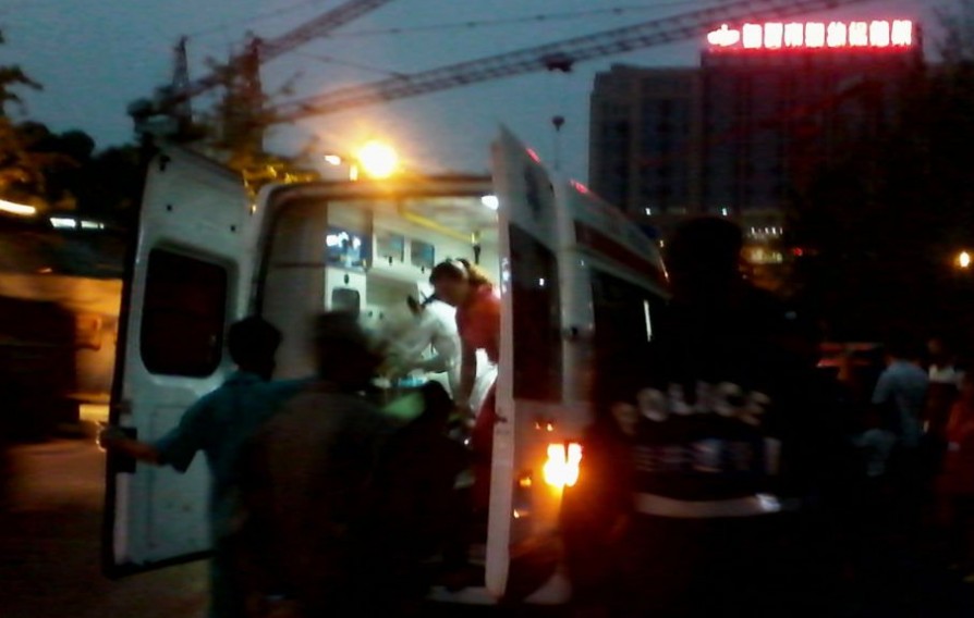 四川自贡两组跳广场舞老人为争地盘打架