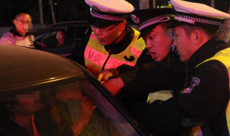 最牛女司机 车窗夹民警胳膊拖行数米