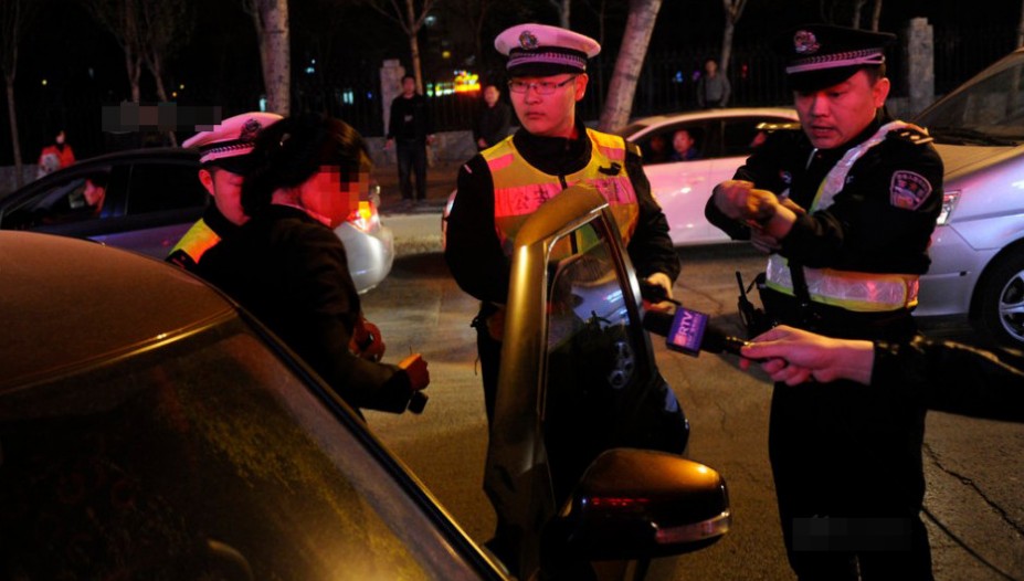 最牛女司机 车窗夹民警胳膊拖行数米