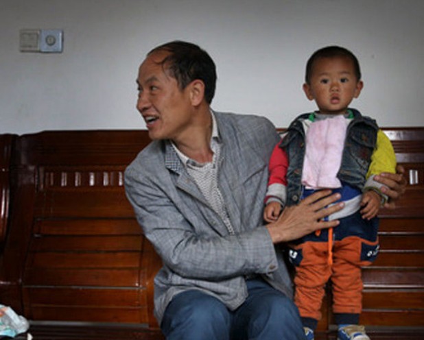 图为闲来无事，张高平就帮侄女带孩子。