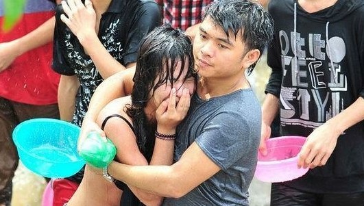 云南泼水节袭胸摸臀男子被抓