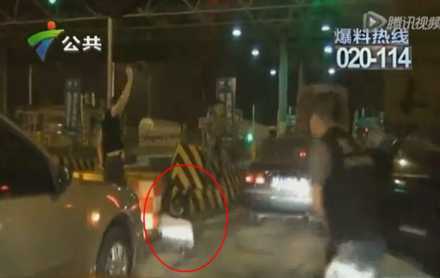 佛山盗车嫌犯驾车撞民警 鸣枪拒捕被击毙