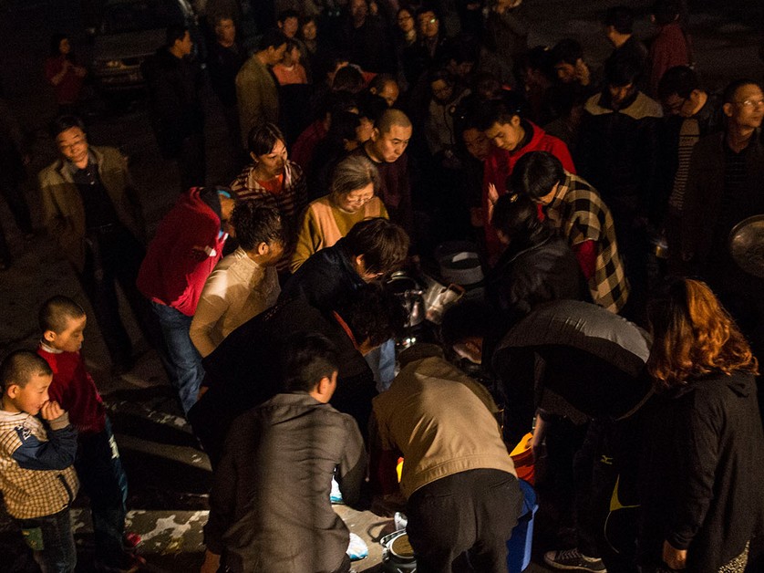 兰州西固区市民彻夜抢水
