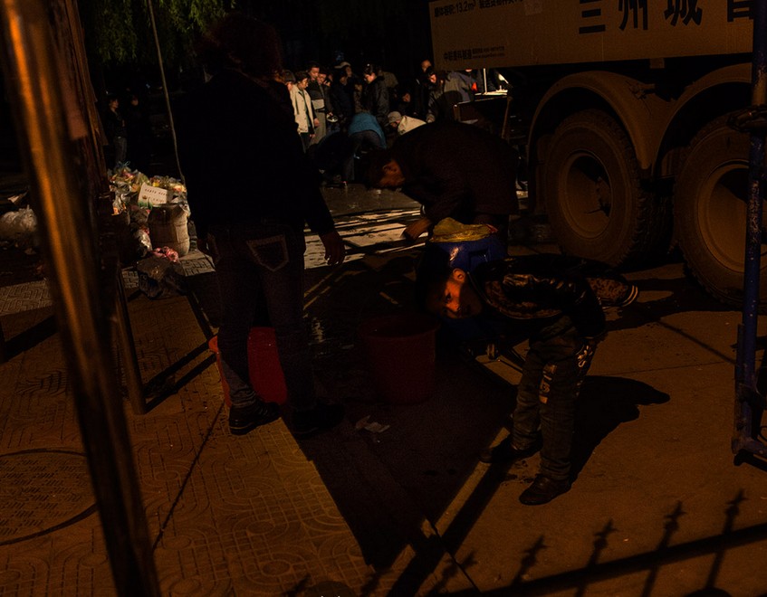 兰州西固区市民彻夜抢水