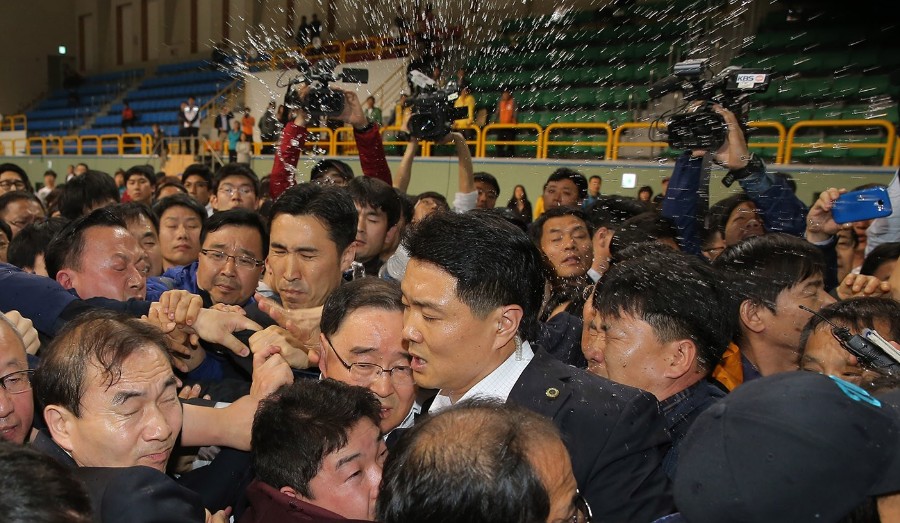 韩国沉没客轮乘客家属围堵总理怒斥救援不力