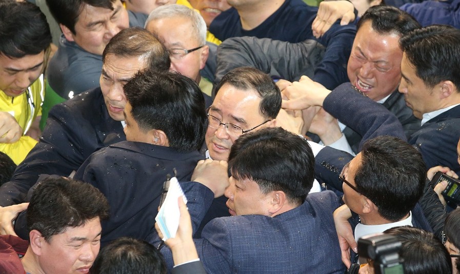 韩国沉没客轮乘客家属围堵总理怒斥救援不力