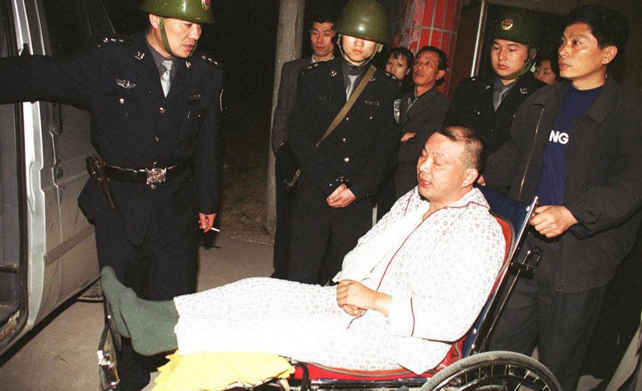 黑老大受审时刻