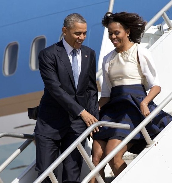 奥巴马贴心为妻子米歇尔挡风捂裙子