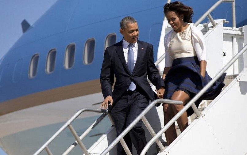 奥巴马贴心为妻子米歇尔挡风捂裙子