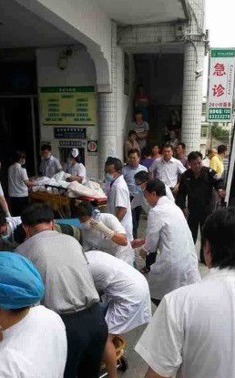 海南一载46名小学生巴士侧翻