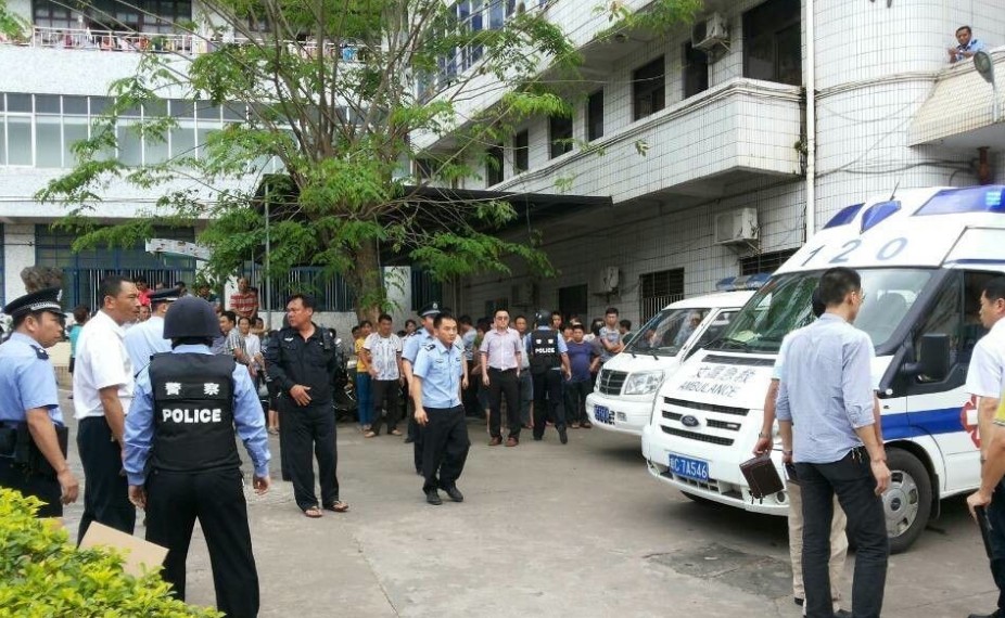 海南一载46名小学生巴士侧翻