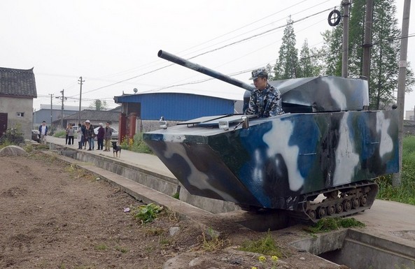 四川父亲为儿子造出3吨重“坦克玩具”