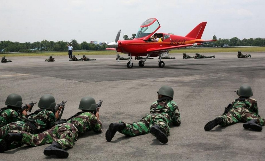 65岁瑞士飞行员误闯印尼领空遭拦截拘捕