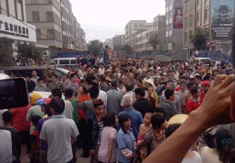 广东万人抗议建火葬场 副市长遭围堵躲银行