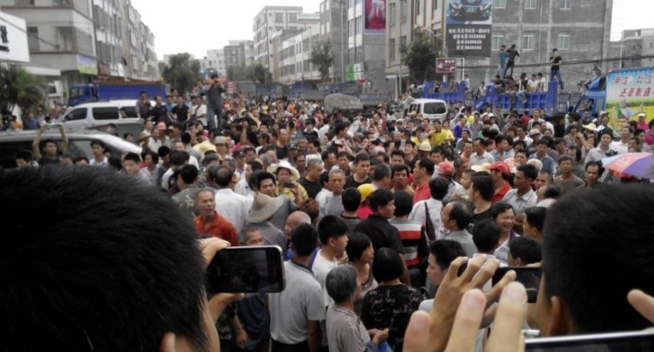 广东万人抗议建火葬场 副市长遭围堵躲银行