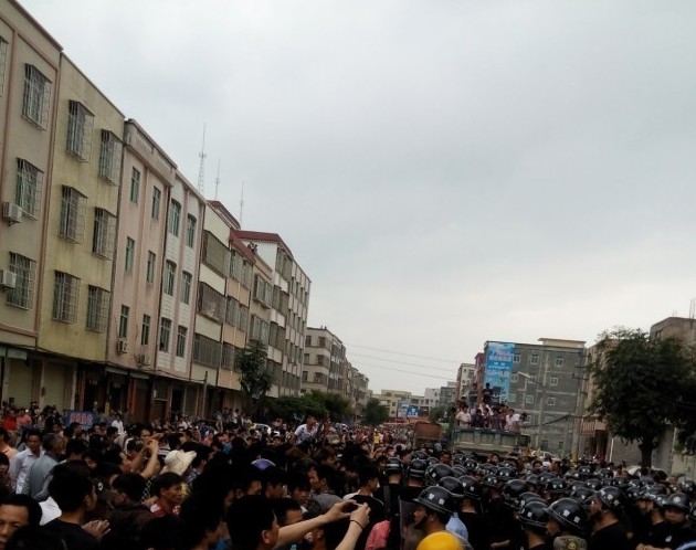 广东万人抗议建火葬场 副市长遭围堵躲银行
