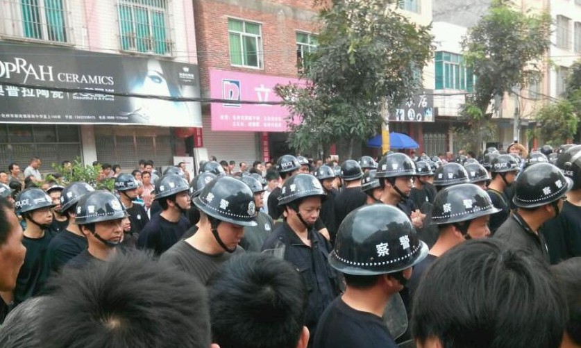 广东万人抗议建火葬场 副市长遭围堵躲银行