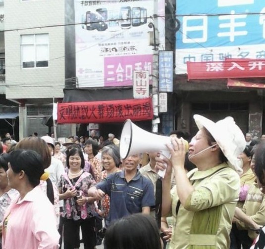 广东万人抗议建火葬场 副市长遭围堵躲银行