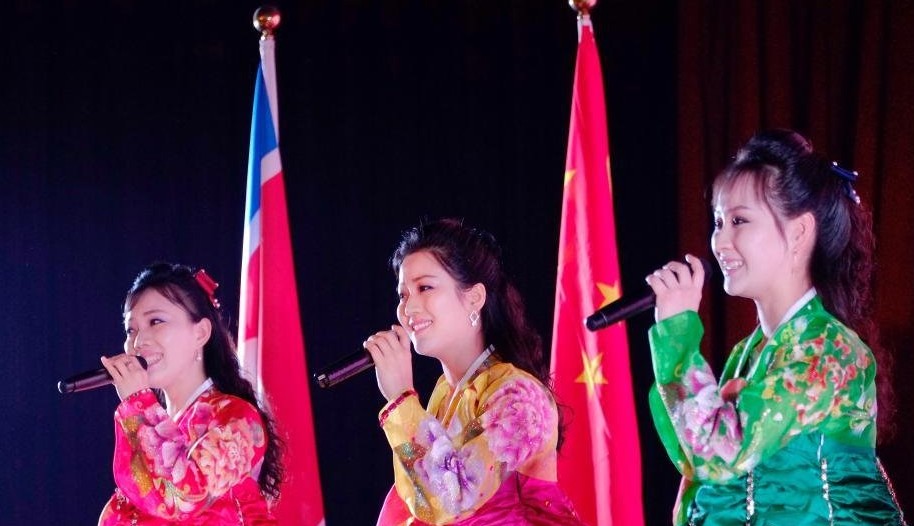图为朝鲜演员登台献艺。