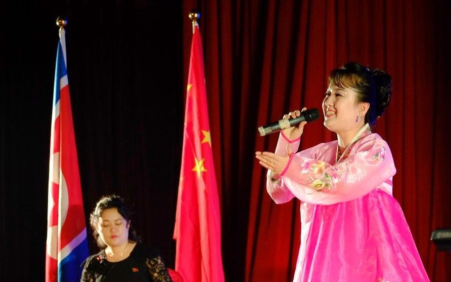 图为朝鲜演员登台献艺。