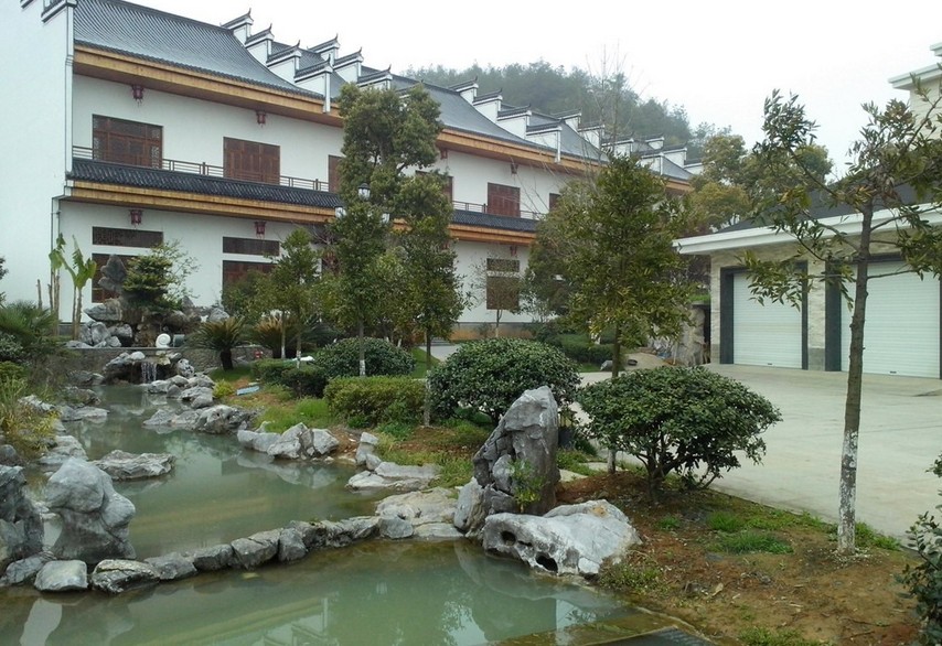 2014年4月8日消息，浙江建德，钦堂村党委书记吴康孟被举报在未办理任何审批手续的情况下建设豪华别墅及私家花园，占地8000余平方米。目前该建筑已被当地政府认定为违建，开始部分拆除。