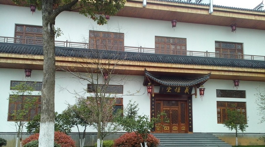 2014年4月8日消息，浙江建德，钦堂村党委书记吴康孟被举报在未办理任何审批手续的情况下建设豪华别墅及私家花园，占地8000余平方米。目前该建筑已被当地政府认定为违建，开始部分拆除。