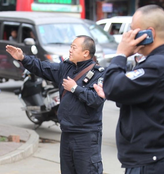 2014年4月8日下午17时许，一名男子在昆明市新闻中心门口用菜刀劫持一名女性。劫持者情绪激动，与前来处置的警察对峙一个多小时。