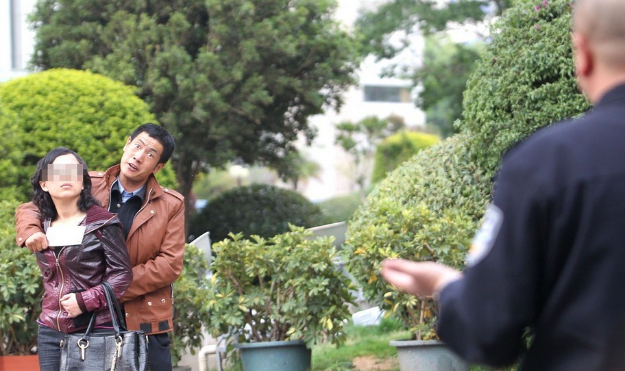 2014年4月8日下午17时许，一名男子在昆明市新闻中心门口用菜刀劫持一名女性。劫持者情绪激动，与前来处置的警察对峙一个多小时。