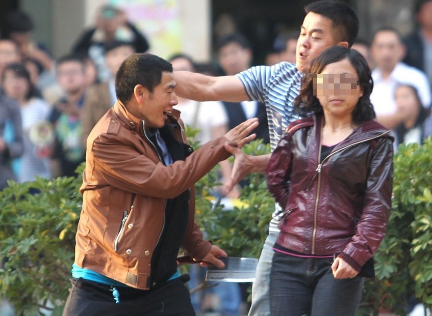 2014年4月8日下午17时许，一名男子在昆明市新闻中心门口用菜刀劫持一名女性。劫持者情绪激动，与前来处置的警察对峙一个多小时。
