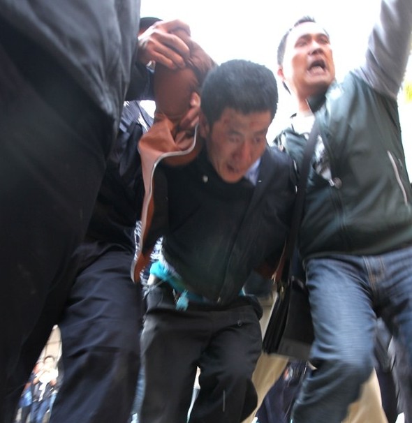 2014年4月8日下午17时许，一名男子在昆明市新闻中心门口用菜刀劫持一名女性。劫持者情绪激动，与前来处置的警察对峙一个多小时。