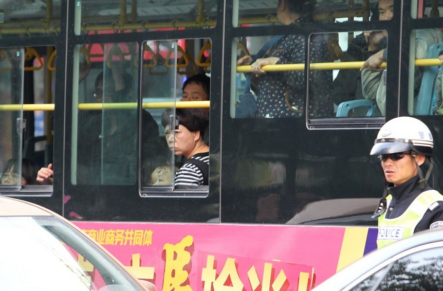 2014年4月8日下午17时许，一名男子在昆明市新闻中心门口用菜刀劫持一名女性。劫持者情绪激动，与前来处置的警察对峙一个多小时。