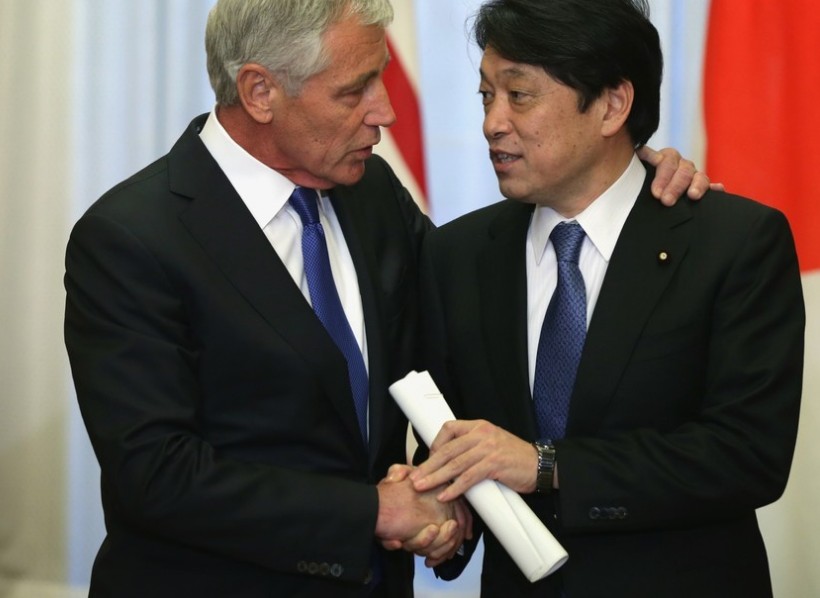 4月5日，日本防卫大臣小野寺五典与美国国防部长哈格尔在日本防卫省举行会晤。双方表示将加快推进定于年内完成的日美防卫合作指针修改工作。有网友看到照片后，称日防卫大臣“娇态可掬”。
