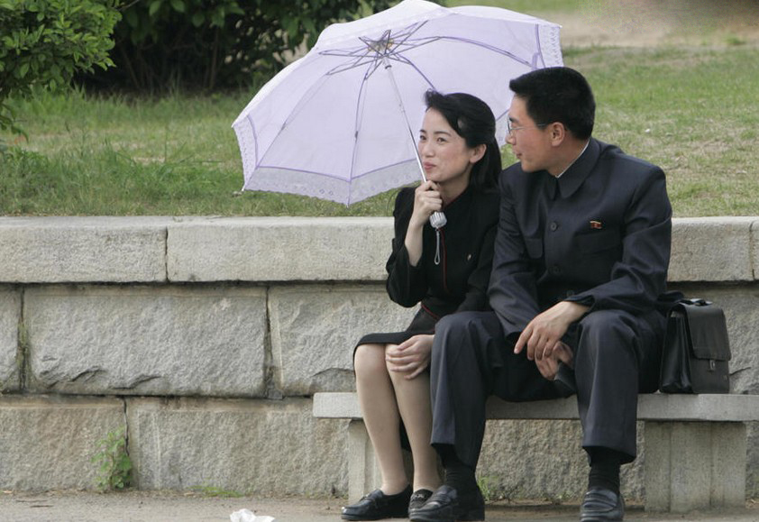 图为2006年5月17日，一对情侣坐在朝鲜平壤一个公园的长椅上。