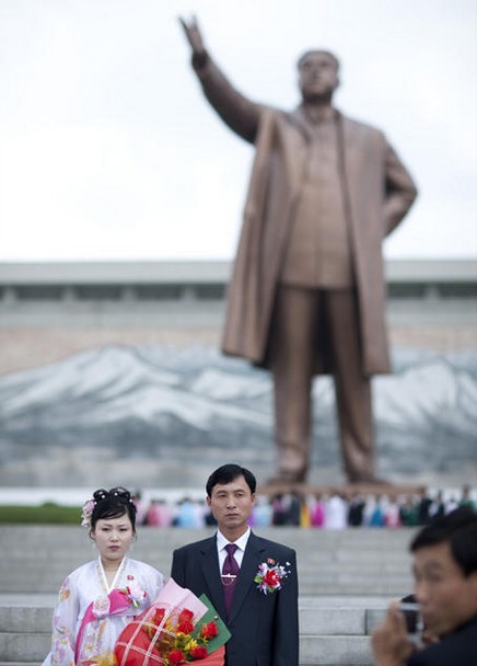 图为一对新婚夫妇和家人合影。