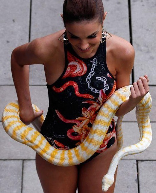 澳大利亚时装周 泳装模特抱蛇走秀