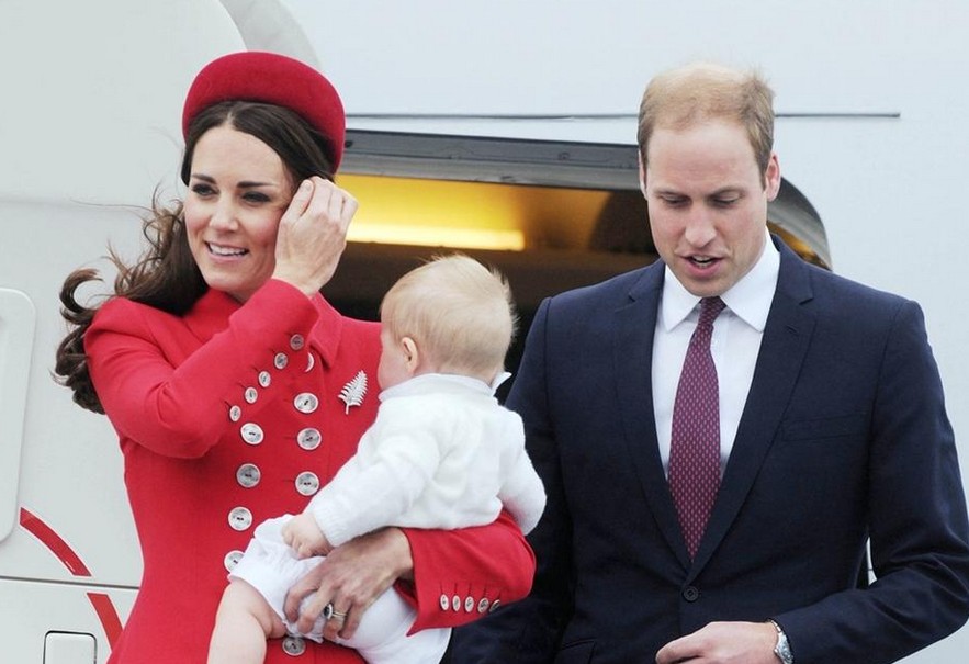 当地时间2014年4月7日，新西兰惠灵顿，威廉王子与凯特王妃带着刚满8个月的小王子一同到新西兰访问，凯特王妃身穿红色军装裙，而小王子显得非常的粉嫩可爱。