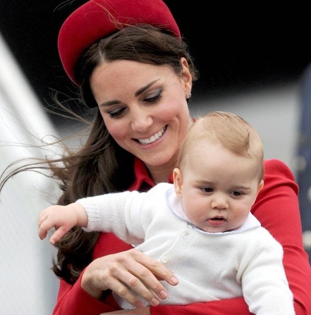 当地时间2014年4月7日，新西兰惠灵顿，威廉王子与凯特王妃带着刚满8个月的小王子一同到新西兰访问，凯特王妃身穿红色军装裙，而小王子显得非常的粉嫩可爱。