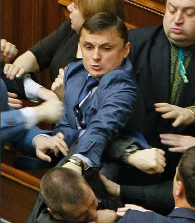 乌克兰自由党议员与共产党议员在国会期间大打出手