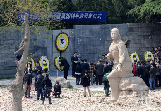 南京大屠杀幸存者及死难者亲属清明祭亡灵