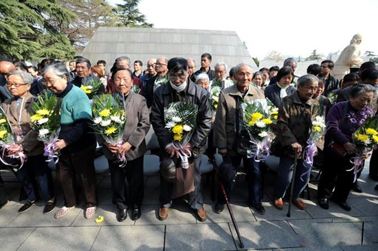 南京大屠杀幸存者及死难者亲属清明祭亡灵