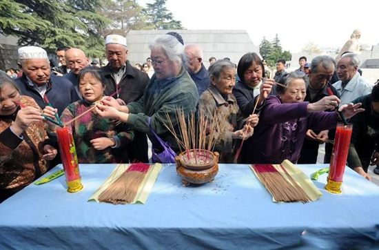 南京大屠杀幸存者及死难者亲属清明祭亡灵