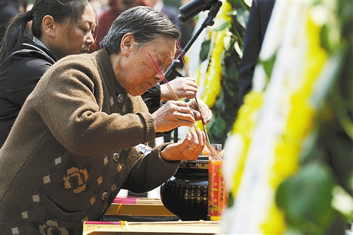 南京大屠杀幸存者及死难者亲属清明祭亡灵